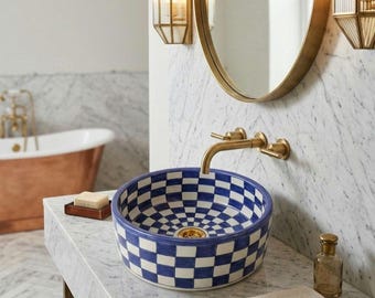 Lavabo de cerámica pintado a mano, lavabo de baño con diseño de tablero de ajedrez azul y blanco, lavabo artesanal sobre encimera, lavabo de estilo rústico.