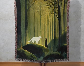 Tkany koc z białym wilkiem, gobelin z mistycznym lasem, dekoracja ścienna z zaczarowaną naturą, wystrój domu w stylu fantasy