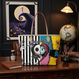 Op de afbeelding: Een tote bag met een gespleten ontwerp met zwart-witte verticale strepen aan de ene kant en een geel, blauw en roze patchworkpatroon aan de andere kant. Het midden toont een hart met Jack Skellington en Sally, en de tekst Together Forever.