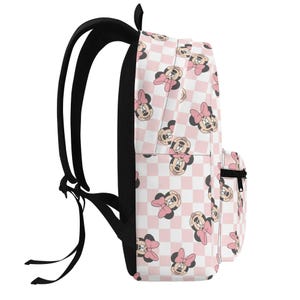 Peut inclure: Une vue lat&eacute;rale d'un sac &agrave; dos avec un motif r&eacute;p&eacute;titif de t&ecirc;tes de Minnie Mouse avec des n&oelig;uds roses sur un fond &agrave; carreaux rose clair et blanc. Le sac &agrave; dos poss&egrave;de des bretelles noires et une fermeture &eacute;clair noire sur la poche avant.