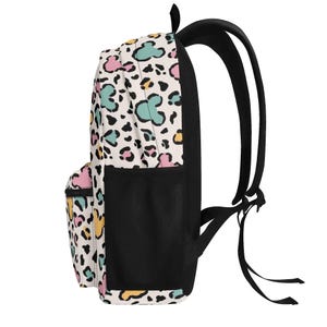 K&ouml;nnte beinhalten: Ein Rucksack mit cremefarbener Basis und einem sich wiederholenden Tiermuster in Rosa, T&uuml;rkis und Gelb, durchsetzt mit schwarzen Flecken und Mausohr-Silhouetten. Er verf&uuml;gt &uuml;ber eine seitliche Netztasche in Schwarz sowie schwarze Trageriemen.