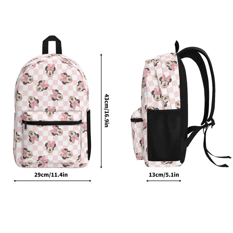 Peut inclure: Un sac &agrave; dos &agrave; carreaux rose clair et blanc avec un motif r&eacute;p&eacute;titif de Minnie Mouse. Le sac &agrave; dos mesure 43 cm de hauteur, 29 cm de largeur et 13 cm de profondeur, avec des fermetures &eacute;clair noires, des poches lat&eacute;rales et des bretelles r&eacute;glables.