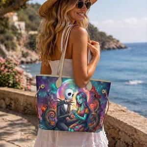 Puede incluir: Un bolso tote con una ilustraci&oacute;n colorida y vibrante de Jack Skellington y Sally de Pesadilla antes de Navidad. El dise&ntilde;o incluye una luna grande, patrones en espiral y calabazas sobre un fondo oscuro y m&aacute;gico.