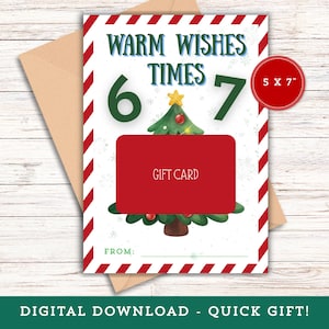 Könnte beinhalten: Eine weihnachtliche Geschenkkarte mit einem rot-weiß gestreiften Rand. Die Karte zeigt den Text "WARM WISHES TIMES 6 7" und eine Weihnachtsgrafik. Ein rotes Rechteck zeigt "GIFT CARD". Die Karte ist 12,7 x 17,8 cm groß.