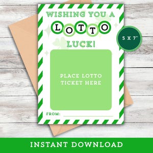 Könnte beinhalten: Eine grün-weiße Grußkarte mit dem Text "WISHING YOU A LOTTO LUCK!" und einem Feld zum Platzieren eines Lotterieloses. Die Karte ist 12,7 x 17,8 cm groß und liegt auf einem braunen Umschlag. Die Worte "INSTANT DOWNLOAD" stehen unten.