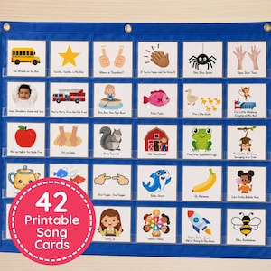Könnte beinhalten: Eine blaue Taschentafel mit 42 quadratischen Liedkarten, die Illustrationen und Text für Kinderlieder enthalten. Die Karten zeigen Bilder wie einen gelben Schulbus, einen Stern, eine Spinne, Tiere und Menschen. Ein rosa Kreis zeigt 42 Printable Song Cards.