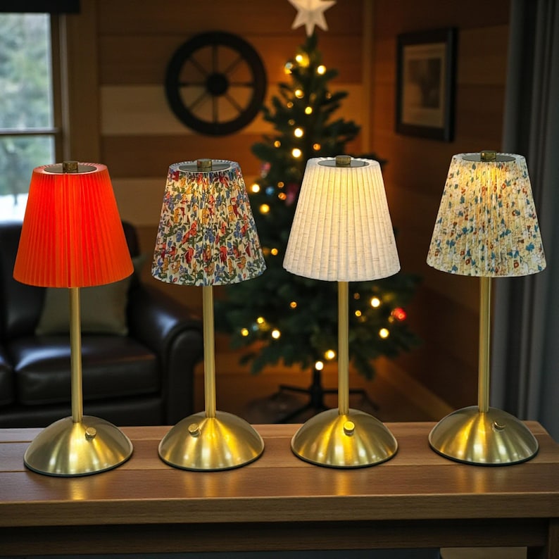 Lámpara de noche minimalista de lino plisado, con detalles modernos en latón, recargable.