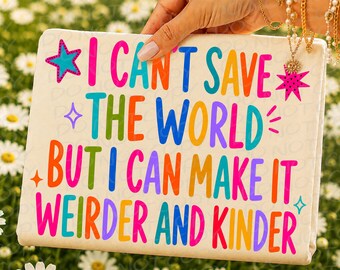 Peut inclure: Une pochette rectangulaire en tissu blanc cassé avec le texte coloré I CAN'T SAVE THE WORLD BUT I CAN MAKE IT WEIRDER AND KINDER. Les lettres utilisent une palette vibrante de rose, bleu, orange, vert et violet, agrémentée de petites étoiles.