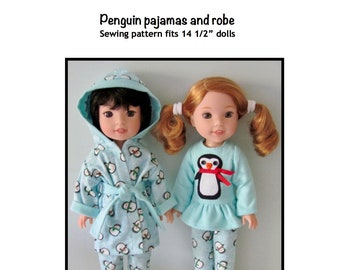Op de afbeelding: Naai-patroon voor 36,8 cm poppen om een ​​pinguïn-pyjama en een badjas te maken. Het patroon bevat een blauwe badjas met een sneeuwmanprint en een blauwe pyjamaset met een pinguïn-applicatie.