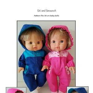 Puede incluir: Dos muñecas con trajes de esquí. Una muñeca lleva un traje de esquí azul con capucha turquesa y la otra muñeca lleva un traje de esquí rosa con capucha rosa. Las muñecas miden 34 cm de alto. El texto "Ski and Snowsuit" y "Pattern fits 34 cm baby dolls" es visible en la imagen. El texto "Kathy Anne Designs for dolls" también es visible en la imagen.