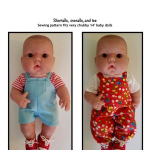 Puede incluir: Dos muñecas de 14 pulgadas con atuendos diferentes. La muñeca de la izquierda lleva una camisa a rayas rojas y blancas con un mono azul. La muñeca de la derecha lleva una camisa blanca con un mono floral rojo. Ambas muñecas llevan zapatillas rojas.