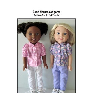 Op de afbeelding: Twee poppen dragen eenvoudige blouses en broeken. De pop links draagt een roze-witte geruite blouse en een witte broek. De pop rechts draagt een paarse blouse met een bloemenprint en een paarse broek. De tekst "Basic blouses and pants" en "Pattern fits 14 1/2" dolls" staat boven de poppen. De tekst "Kathy Anne Designs for dolls" staat onder de poppen.