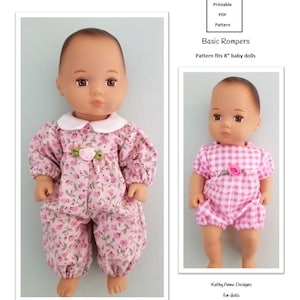 Puede incluir: Dos muñecas bebés vestidas con peleles hechos a mano. Una muñeca lleva un pelele rosa con estampado floral, cuello blanco y detalle de rosa. La otra muñeca lleva un pelele de cuadros rosas y blancos. El texto de la imagen dice "Basic Rompers" y "Pattern fits 20 cm baby dolls."