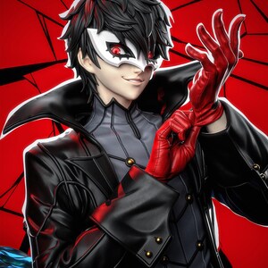 Peut inclure: Figurine détaillée d'un personnage aux cheveux noirs, avec un masque blanc et des yeux rouges. La figurine porte une veste en cuir noire, une chemise grise et des gants rouges. Le fond est un motif rouge abstrait.
