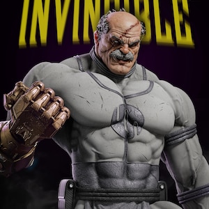 Puede incluir: Figura detallada a escala 1:6 de un personaje musculoso de "Invincible". La figura es predominantemente gris con un cinturón y detalles negros. El personaje tiene una expresión severa, un gran bigote y un guantelete dorado. El texto "INVINCIBLE" se muestra en amarillo.