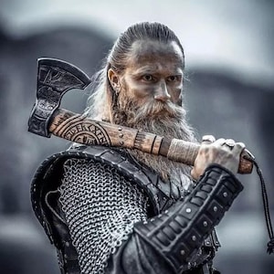Hache viking forgée à la main, manche en bois de frêne gravé personnalisé, hache cadeau en acier à haute teneur en carbone, cadeau garçons d'honneur scandinave pour lui, cadeau d'anniversaire de mariage