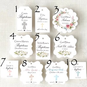 Puede incluir: Diez etiquetas de regalo de bautizo blancas con diferentes nombres y fechas. Las etiquetas est&aacute;n decoradas con dise&ntilde;os florales, cruces y corazones. Algunas etiquetas tienen un borde festoneado.