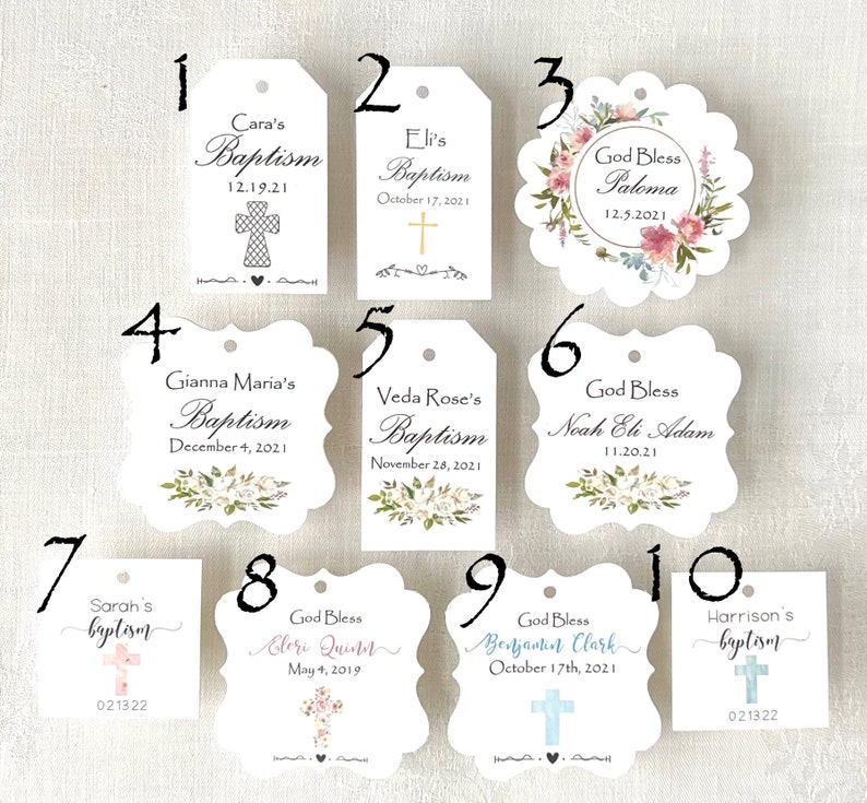 Puede incluir: Diez etiquetas de regalo de bautizo blancas con diferentes nombres y fechas. Las etiquetas est&aacute;n decoradas con dise&ntilde;os florales, cruces y corazones. Algunas etiquetas tienen un borde festoneado.