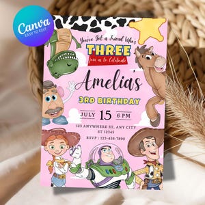 Puede incluir: Una tarjeta de invitaci&oacute;n de cumplea&ntilde;os rosa con personajes de dibujos animados, incluyendo un dinosaurio verde, un caballo marr&oacute;n, una figura con forma de patata, una vaquera pelirroja, un guardi&aacute;n espacial y un vaquero. El texto incluye "Amelia's 3rd Birthday".