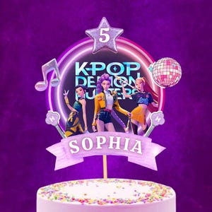 Peut inclure: Un cake topper sur fond violet présente trois personnages animés, le texte "KPOP DEMON HUNTERS", une boule disco et une note de musique. Une bannière en dessous indique "SOPHIA". Une étoile avec le chiffre 5 est en haut.