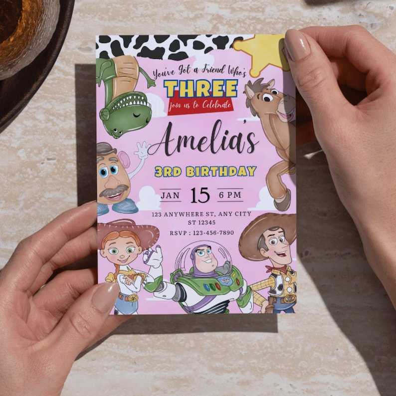 Puede incluir: Una tarjeta de invitaci&oacute;n de cumplea&ntilde;os rectangular con fondo rosa claro y personajes de dibujos animados. El texto dice: You've Got a Friend Who's THREE join us to Celebrate Amelia's 3RD BIRTHDAY JAN 15 6 PM 123 ANYWHERE ST, ANY CITY ST 12345 RSVP: 123-456-7890.