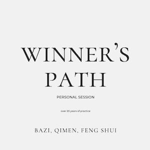 以下が含まれることがあります： セリフ体フォントで「WINNER'S PATH」と書かれた薄い灰色のグラフィック。下には「PERSONAL SESSION」と「over 20 years of practice」と書かれています。グラフィックの下部には「BAZI, QIMEN, FENG SHUI」と記載されています。