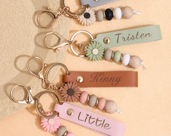 Personalised daisy beaded keyring, faux leather keyring, flower girl gift, back to school gift,birthday gift, beaded keyring,Graduation Gift