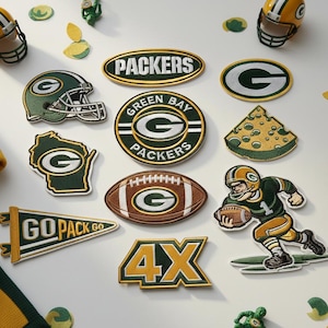 Puede incluir: Una colección de parches y emblemas con el tema de los Green Bay Packers. Incluye un casco de fútbol, un balón de fútbol, el logotipo del equipo y las palabras "Packers" y "Go Pack Go". La combinación de colores es verde, dorado y blanco.