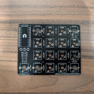 Peut inclure: Un panneau en bois rustique avec le texte "Welcome to our home" dans un style manuscrit. Le panneau présente une finition vieillie et un design simple et accueillant, idéal pour un porche ou une entrée.