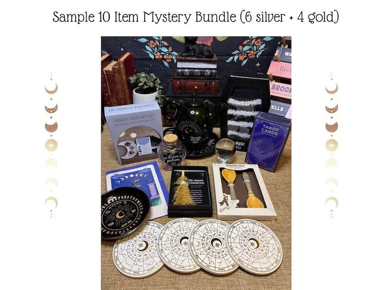 Op de afbeelding: Een verzameling mystieke items, waaronder tarotkaarten, een kristallen bol en decoratieve onderzetters met hemelse ontwerpen. De items zijn gerangschikt op een tafel, met de tekst "Sample 10 Item Mystery Bundle (6 silver + 4 gold)" bovenaan.