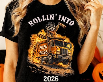 Rollin Into 2026 PNG Diseño divertido de sublimación de Año Nuevo Mapache Basurero Incendio Arte vintage de carbón Vaquero sarcástico 2026 PNG de Año Nuevo sarcástico
