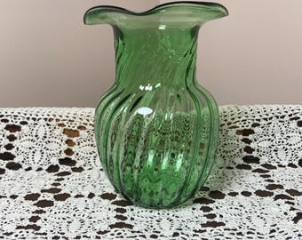 Vintage Green Swirl Vase: Scalloped Ruffled Edge, Unique Decor.                                              2/4