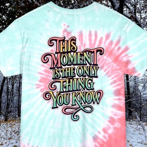 Camiseta Goose Tie Dye con el logotipo de la escritura / Este momento es lo único que sabes