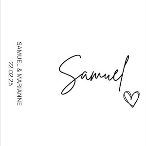 Könnte beinhalten: Weiße Karte mit schwarzem Text. Oben stehen die Worte „DANKE, DASS SIE MIT UNS FEIERN“. Der Name „Samuel“ ist kursiv geschrieben, mit einem Herzsymbol. Die Namen „Samuel & Marianne“ und das Datum „22.02.25“ stehen links.