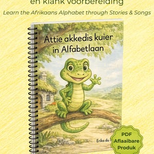 Puede incluir: Un libro infantil encuadernado en espiral titulado "Attie akkedis kuier in Alfabetlaan" con una ilustración de un lagarto de dibujos animados. La portada muestra texto en afrikáans e inglés, con un diseño verde y amarillo. El libro está dirigido a niños de 4 a 6 años.