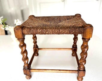 Taburete antiguo de roble irlandés con diseño de cebada trenzada, taburete con asiento de junco tejido a mano, decoración rústica de casa de campo, pequeño banco de madera tradicional hecho a mano con diseño de bobina.