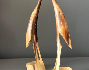 Par de esculturas altas de pájaros de hueso – Decoración moderna orgánica – Objetos de diseño para escenografía – Estatuas de grullas de cuerno natural – Escultura minimalista para interiores