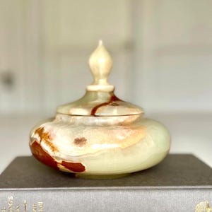 Tarro grande vintage de mármol ónix verde con tapa / Caja de piedra natural con tapa / Jarrón redondo de mediados de siglo para baratijas / Contenedor decorativo de alabastro y ónix