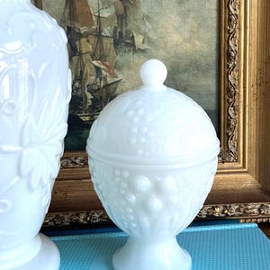 ヴィンテージホワイトミルクガラスジャー 蓋付き クラシック台座皿 卵型壷 | クラシックコテージシックホームデコレーション | 伝統的な記念品アクセント