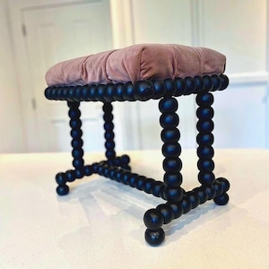 Puede incluir: Un letrero de madera rústica con el texto "Welcome to our home" en letras blancas. El letrero presenta un acabado envejecido y un diseño sencillo y acogedor.