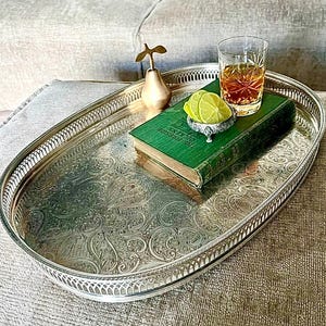 Grand plateau de service vintage rectangulaire argenté pour majordomes, plateau de bar en métal argenté galerie, décoration ottomane, décor Régence d'Hollywood, milieu du siècle