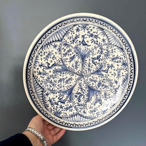 Plato grande de loza portuguesa vintage azul cobalto y blanco pintado a mano estilo Coimbra, para colgar en la pared, con motivos de ciervos y pájaros, 35,5 cm (14").