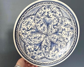 Großer Vintage portugiesischer Fayence-Teller Kobaltblau-Weiß-handbemalte Coimbra-Stil-Wandplatte mit Hirsch-, Vogelmotiv 14 "Keramikdekor