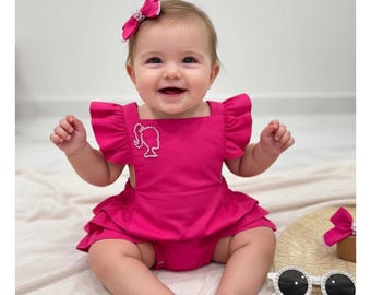 Pelele de barbie couleur fucsia, enterizo con volantes y bordado de perlas a mano