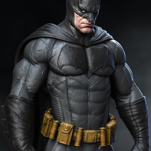 Puede incluir: Una figura detallada de un personaje con un traje texturizado de color gris oscuro, un emblema de murciélago negro en el pecho, una capa negra y un cinturón utilitario dorado con múltiples bolsillos y contenedores cilíndricos.