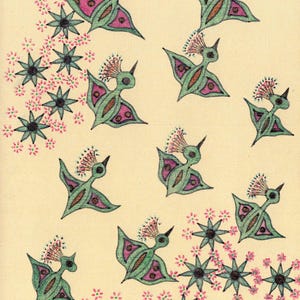 Op de afbeelding: Een vintage-stijl illustratie met gestileerde groene vogels met roze accenten en gevederde kuiven, afgewisseld met clusters van roze bloemen en stervormige elementen. Het ontwerp is geplaatst tegen een crèmekleurige achtergrond, waardoor een grillig patroon ontstaat.