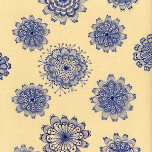 Op de afbeelding: Een patroon van blauwe bloemmotieven op een crèmekleurige achtergrond. De bloemen variëren in grootte en detail, met ingewikkelde bloembladarrangementen en centrale patronen. De algehele esthetiek doet denken aan vintage of handgetekende illustraties.