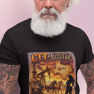 Könnte beinhalten: Schwarzes T-Shirt mit einem Aufdruck "CTT & Cattle". Das Design zeigt Ölbohrtürme, Pferde, einen Wolf, Geld und eine Frauensilhouette vor einem Sonnenuntergang mit einer Texas-Umrisslinie.