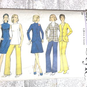 Puede incluir: Patrón de costura vintage con ilustraciones de moda. Los diseños incluyen un vestido azul de lunares, una blusa blanca con pantalones amarillos, un traje azul, una chaqueta a cuadros con pantalones azules y un traje amarillo. El patrón está etiquetado como "4091".