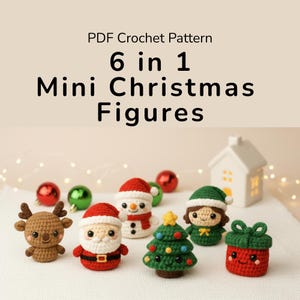 Könnte beinhalten: Eine Sammlung von sechs gehäkelten Weihnachtsfiguren, darunter ein Rentier, der Weihnachtsmann, ein Schneemann, ein Weihnachtsbaum, ein Mädchen und eine Geschenkbox. Die Figuren sind in Rot, Grün, Braun und Weiß gehalten. Der Text "PDF Crochet Pattern" und "6 in 1 Mini Christmas Figures" steht oben.
